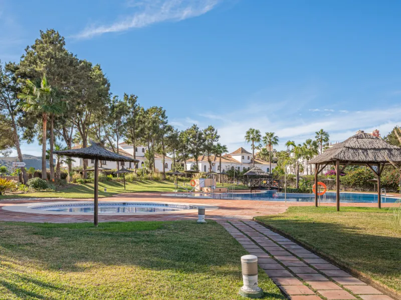 Beautiful 2-bedroom, 2-bathroom duplex penthouse with outstanding sea views, located in a well-maintained and highly sought-after community.