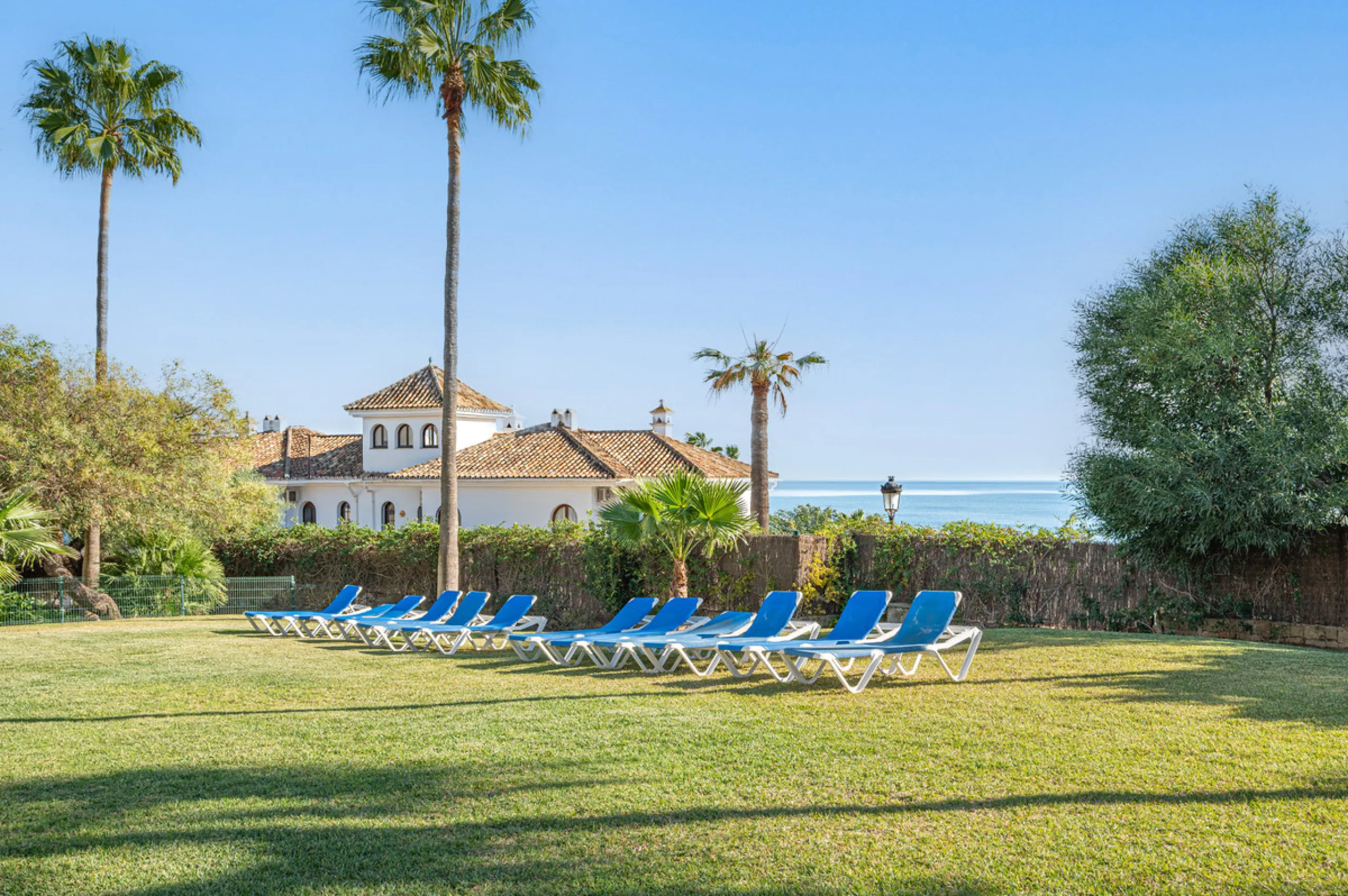 Beautiful 2-bedroom, 2-bathroom duplex penthouse with outstanding sea views, located in a well-maintained and highly sought-after community.