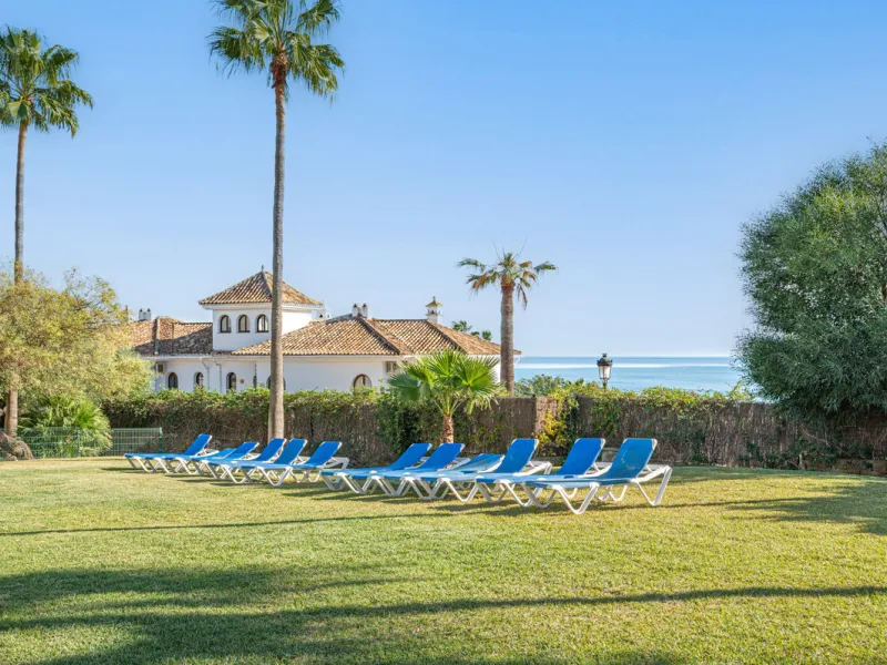 Beautiful 2-bedroom, 2-bathroom duplex penthouse with outstanding sea views, located in a well-maintained and highly sought-after community.