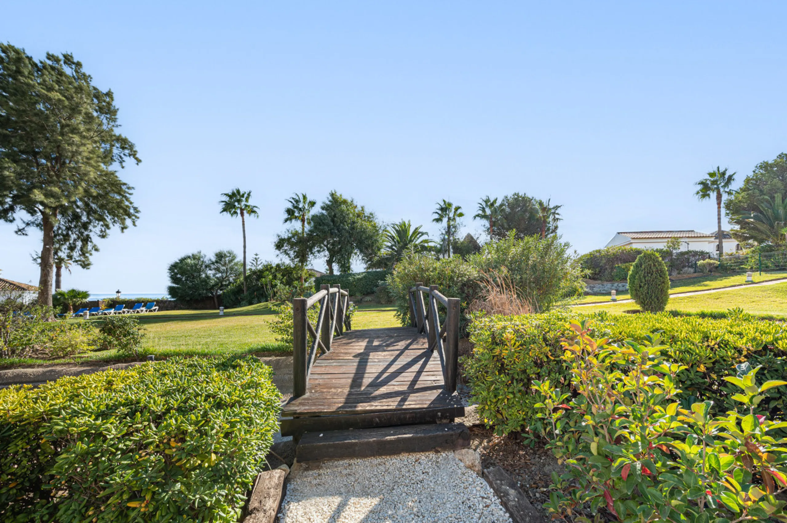 Beautiful 2-bedroom, 2-bathroom duplex penthouse with outstanding sea views, located in a well-maintained and highly sought-after community.