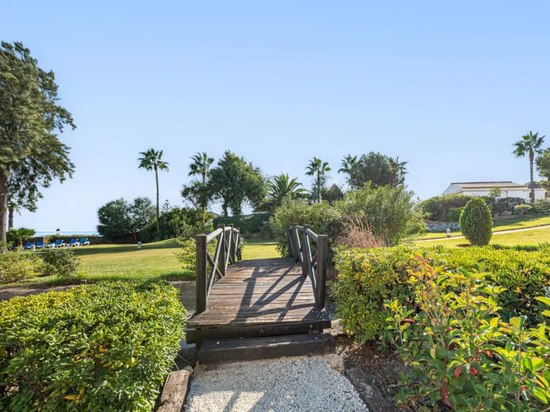 Beautiful 2-bedroom, 2-bathroom duplex penthouse with outstanding sea views, located in a well-maintained and highly sought-after community.