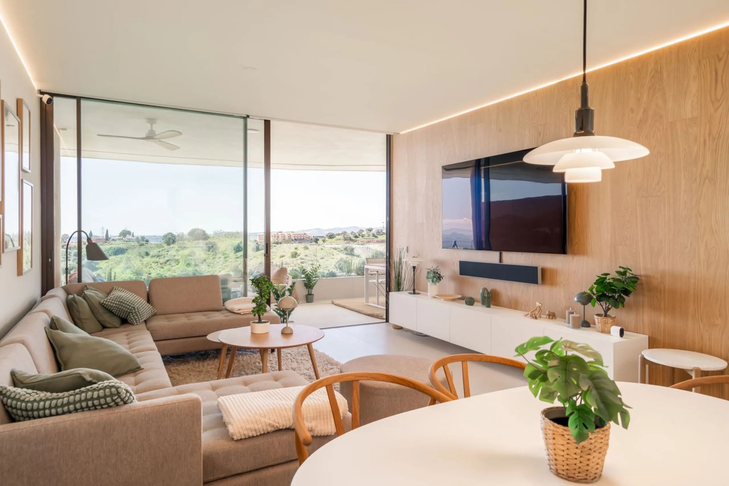 Brand new and presented in immaculate condition, this beautiful corner apartment is located in the sought-after Valley Collection in the popular Higuerón area.