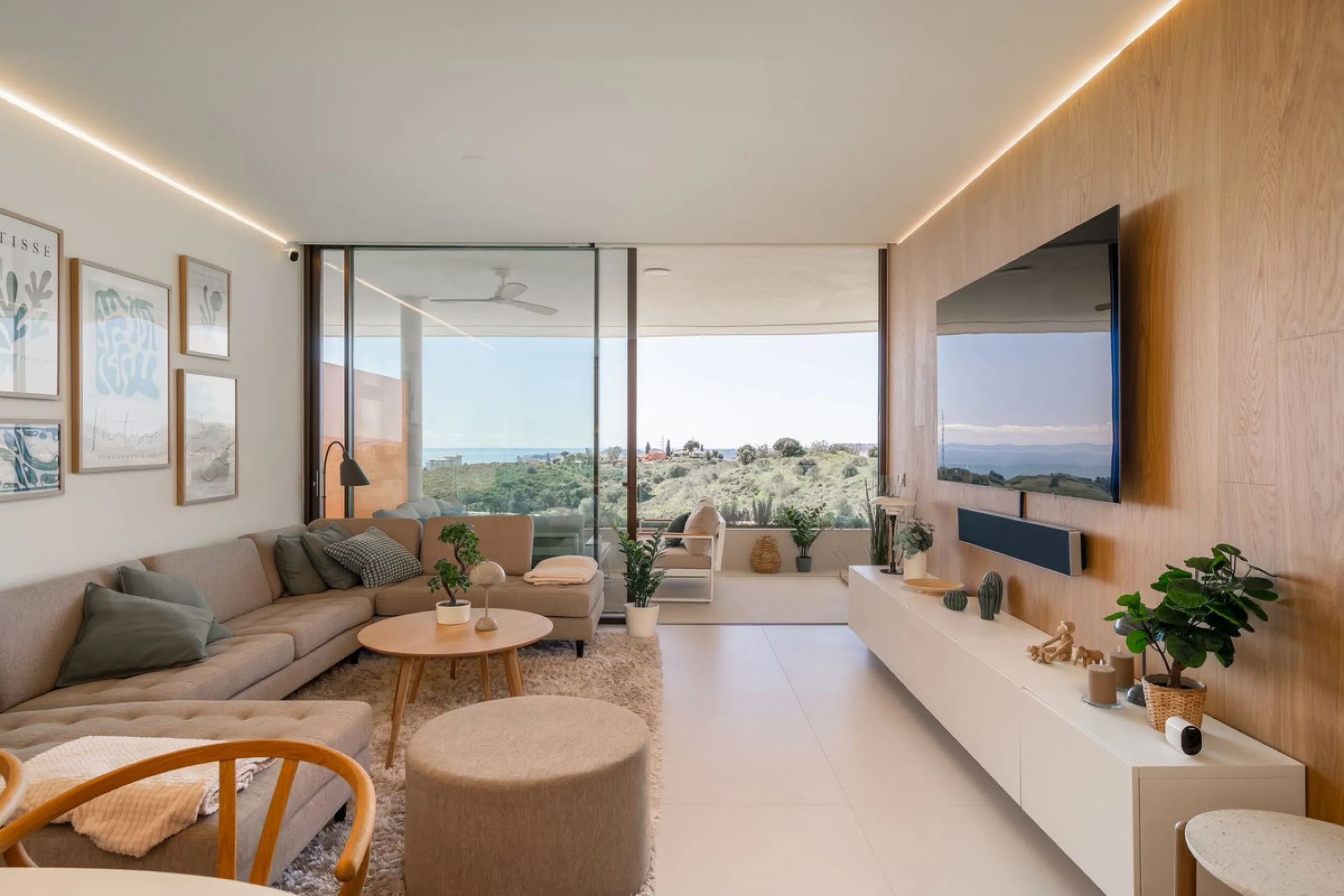 Brand new and presented in immaculate condition, this beautiful corner apartment is located in the sought-after Valley Collection in the popular Higuerón area.