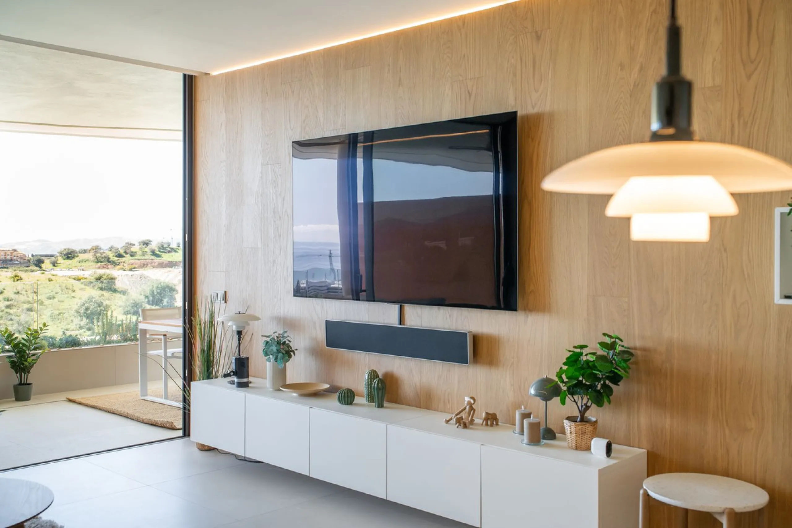 Brand new and presented in immaculate condition, this beautiful corner apartment is located in the sought-after Valley Collection in the popular Higuerón area.