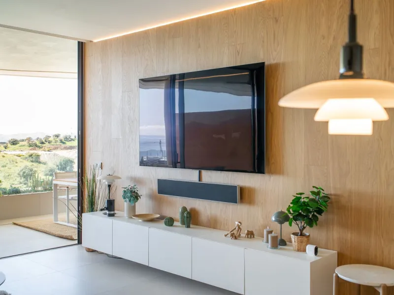 Brand new and presented in immaculate condition, this beautiful corner apartment is located in the sought-after Valley Collection in the popular Higuerón area.