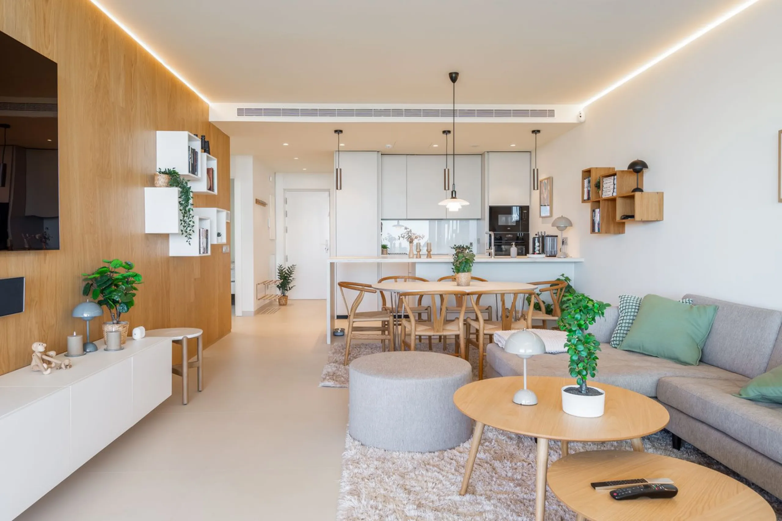 Brand new and presented in immaculate condition, this beautiful corner apartment is located in the sought-after Valley Collection in the popular Higuerón area.