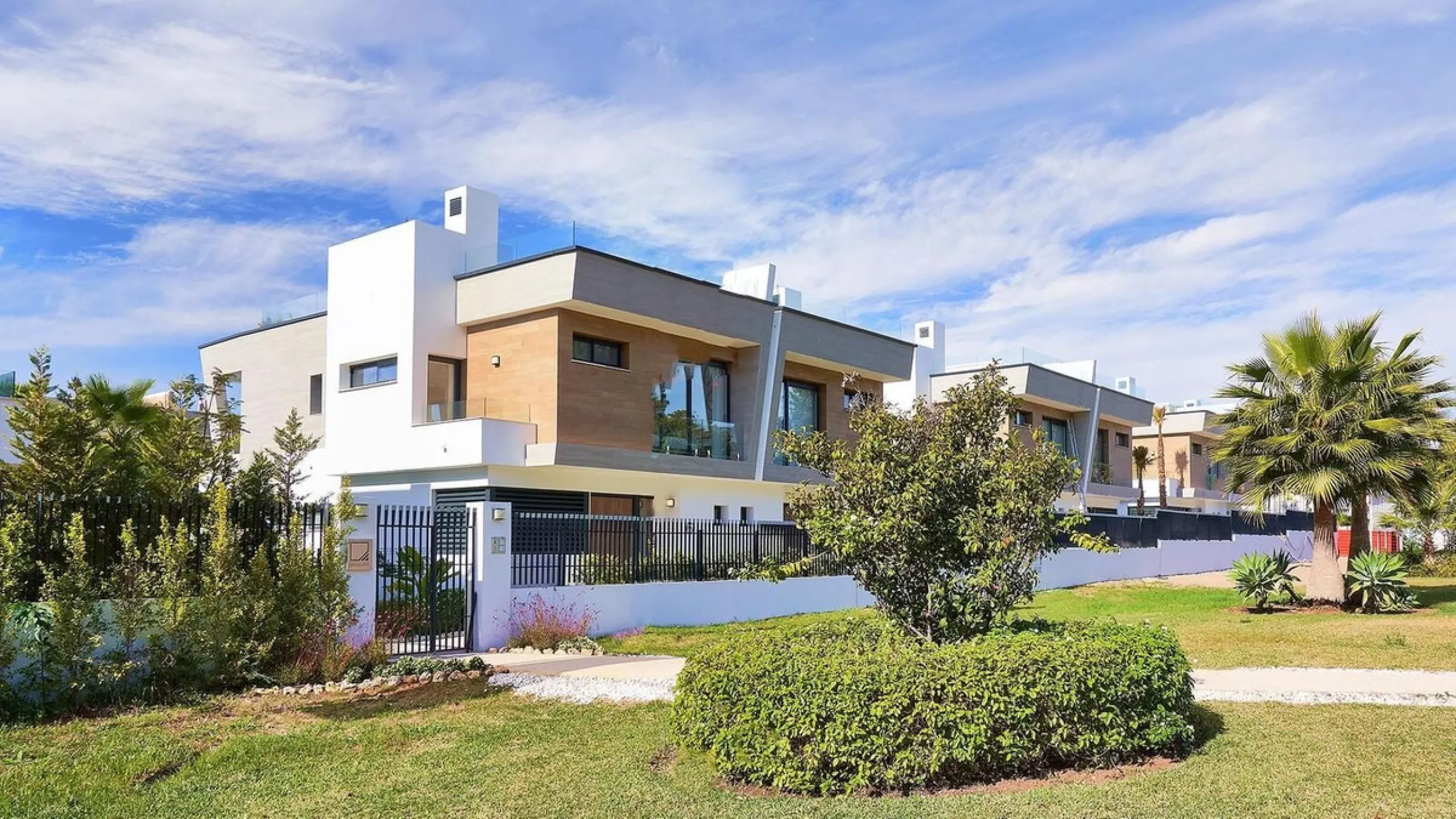 This stylish semi-detached villa is located in an exclusive gated community just a short walk from the beach and only minutes away from Puerto Banús.