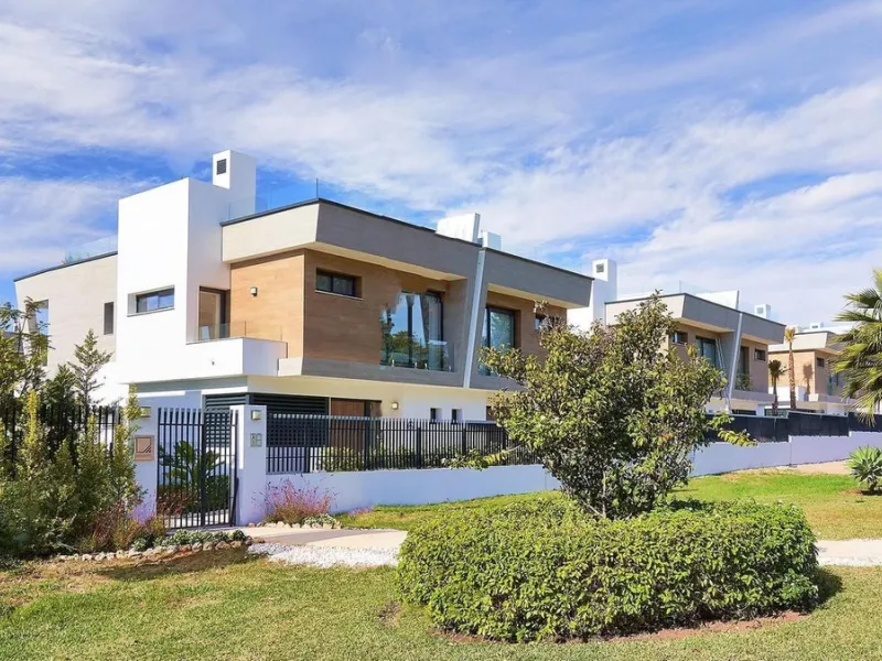 This stylish semi-detached villa is located in an exclusive gated community just a short walk from the beach and only minutes away from Puerto Banús.