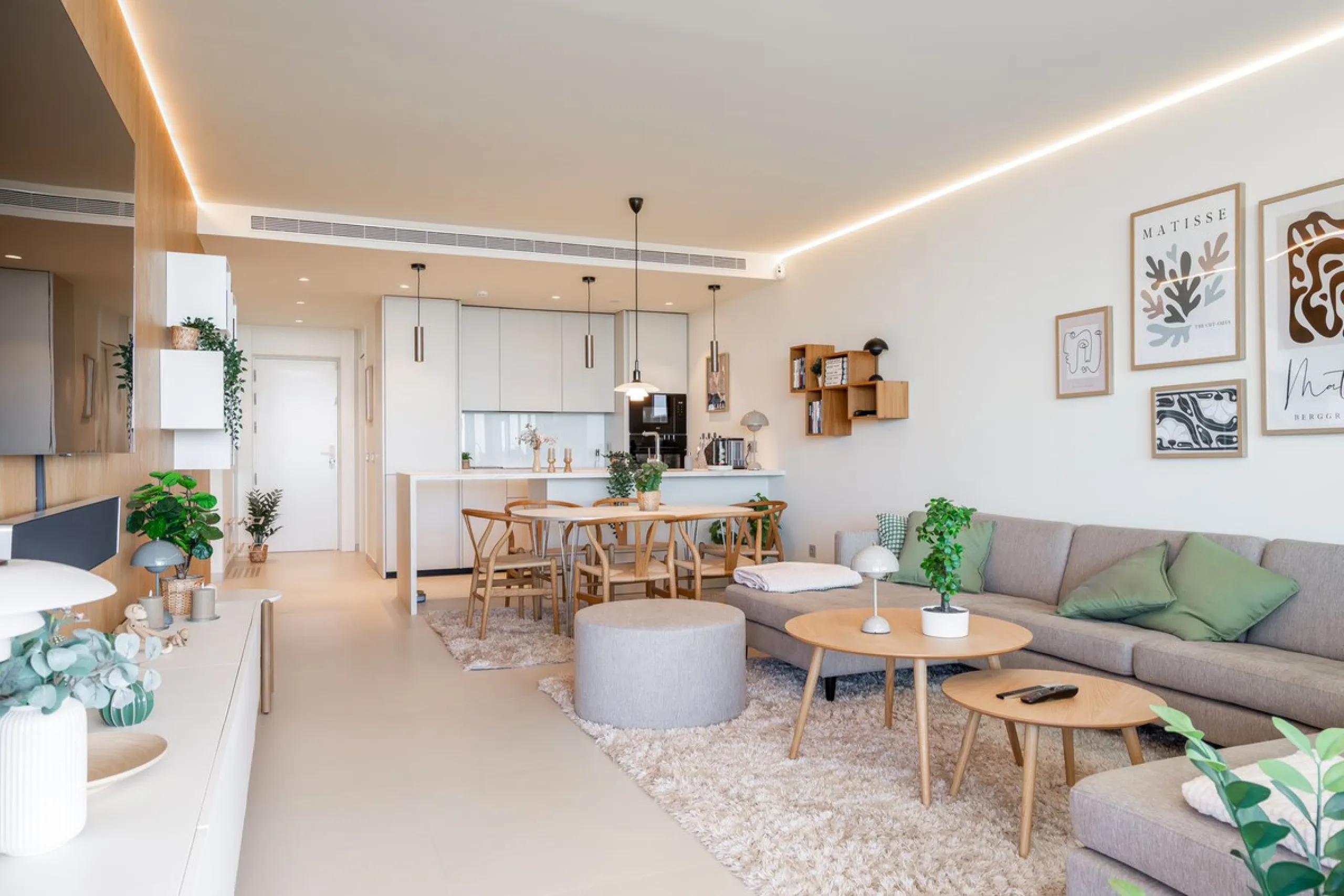 Brand new and presented in immaculate condition, this beautiful corner apartment is located in the sought-after Valley Collection in the popular Higuerón area.