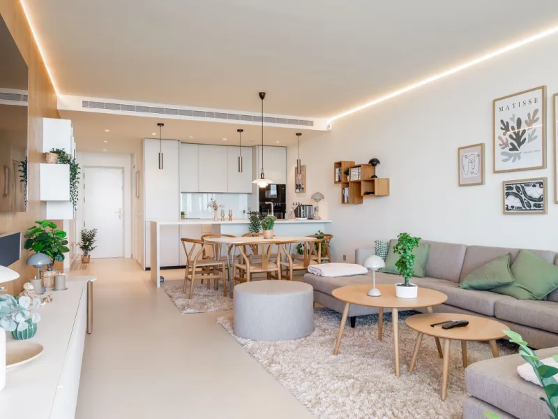 Brand new and presented in immaculate condition, this beautiful corner apartment is located in the sought-after Valley Collection in the popular Higuerón area.