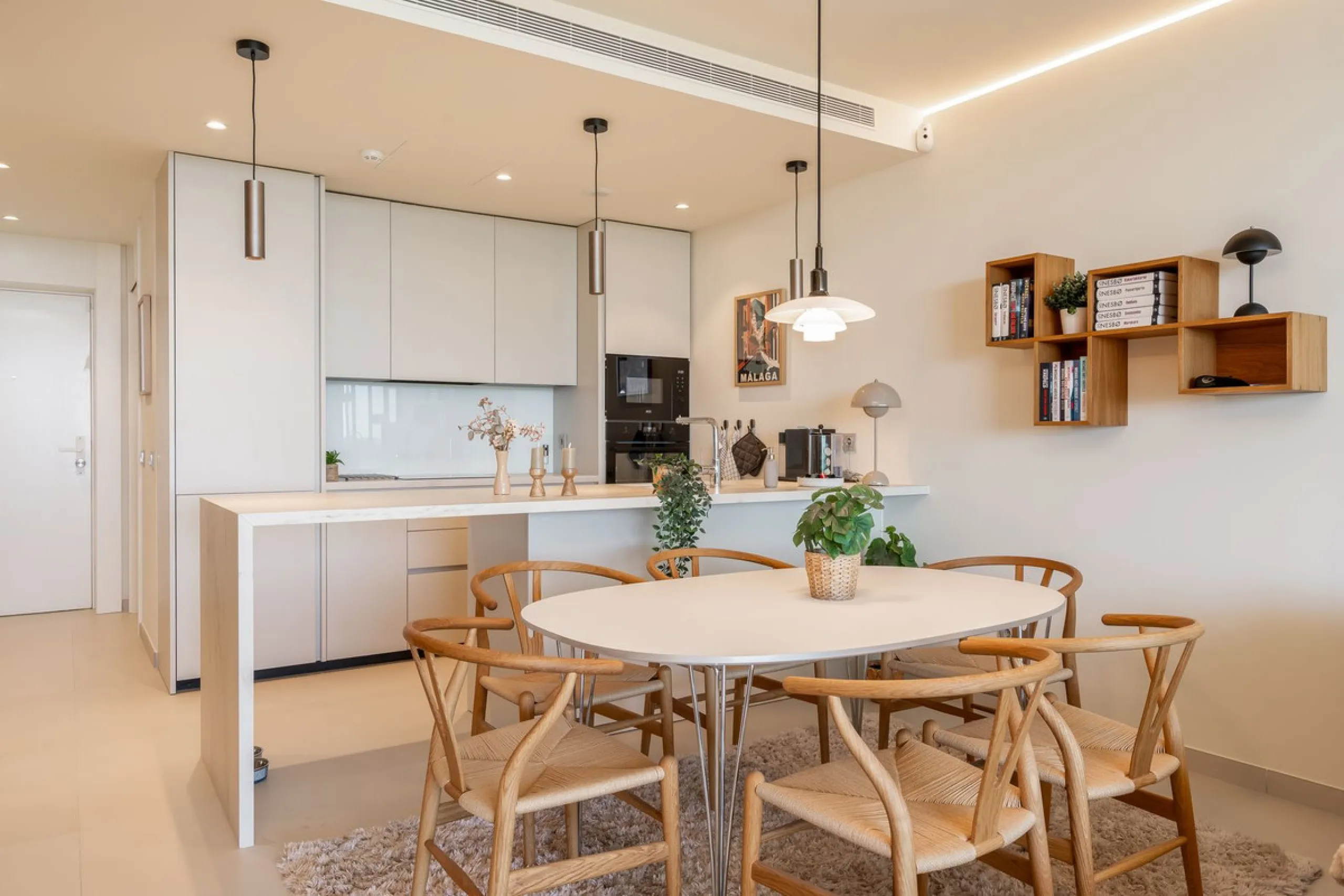 Brand new and presented in immaculate condition, this beautiful corner apartment is located in the sought-after Valley Collection in the popular Higuerón area.