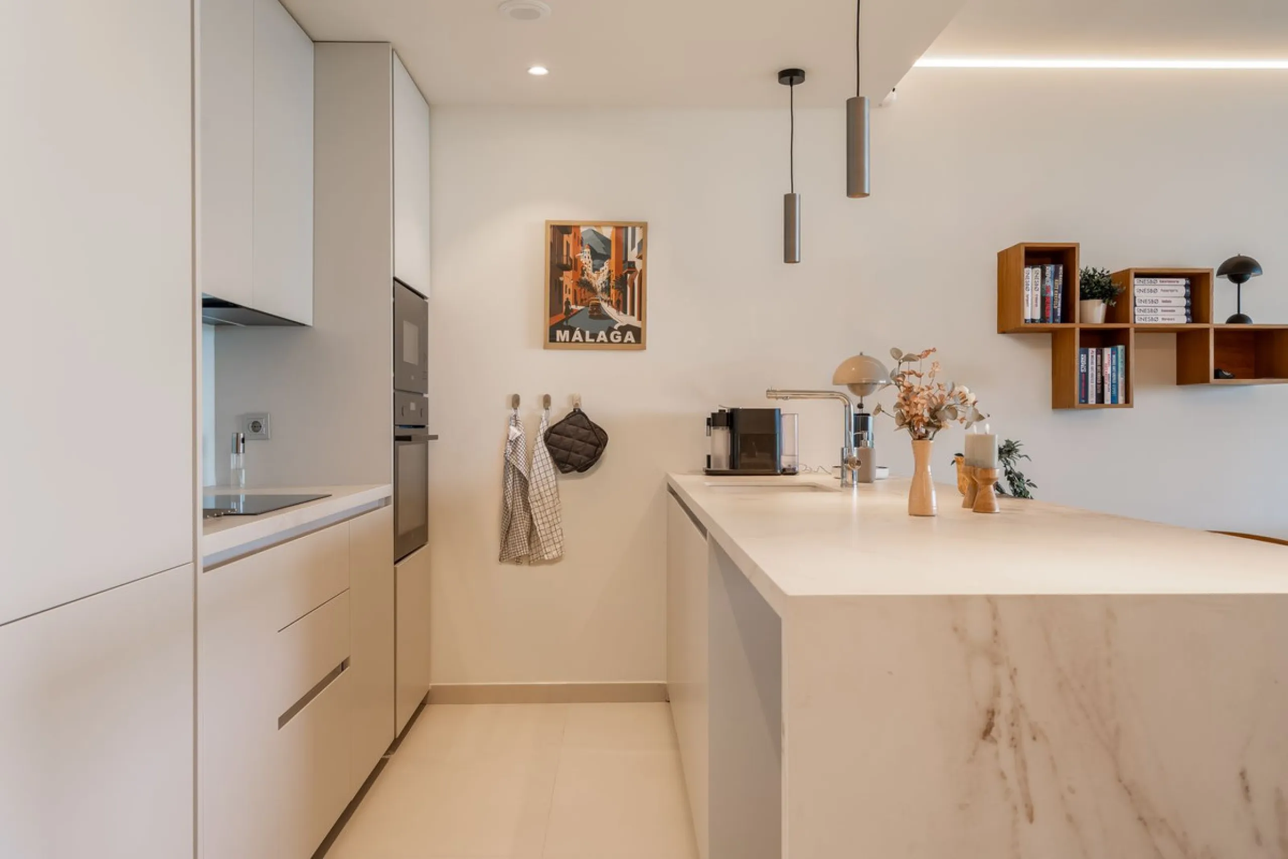 Brand new and presented in immaculate condition, this beautiful corner apartment is located in the sought-after Valley Collection in the popular Higuerón area.