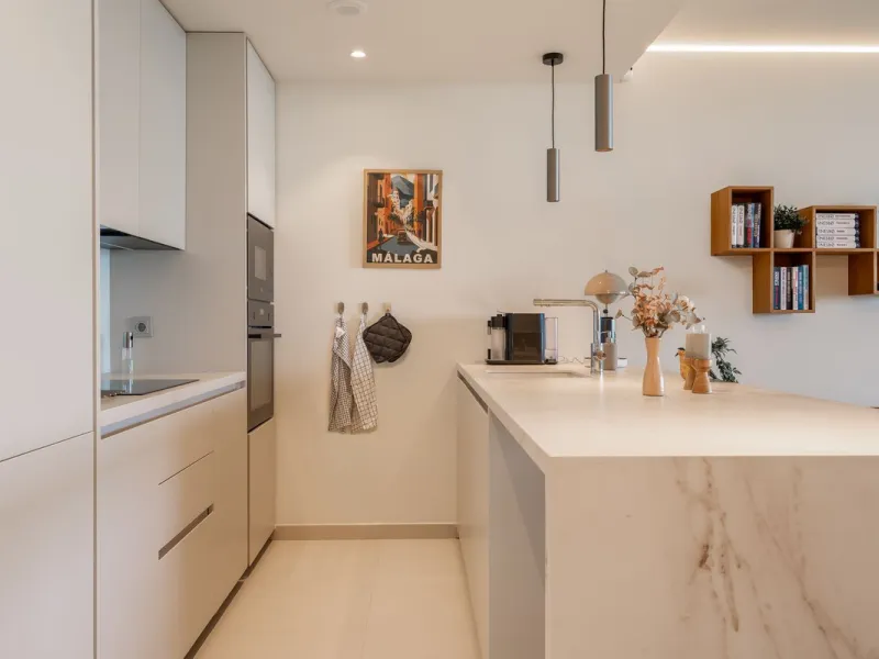 Brand new and presented in immaculate condition, this beautiful corner apartment is located in the sought-after Valley Collection in the popular Higuerón area.