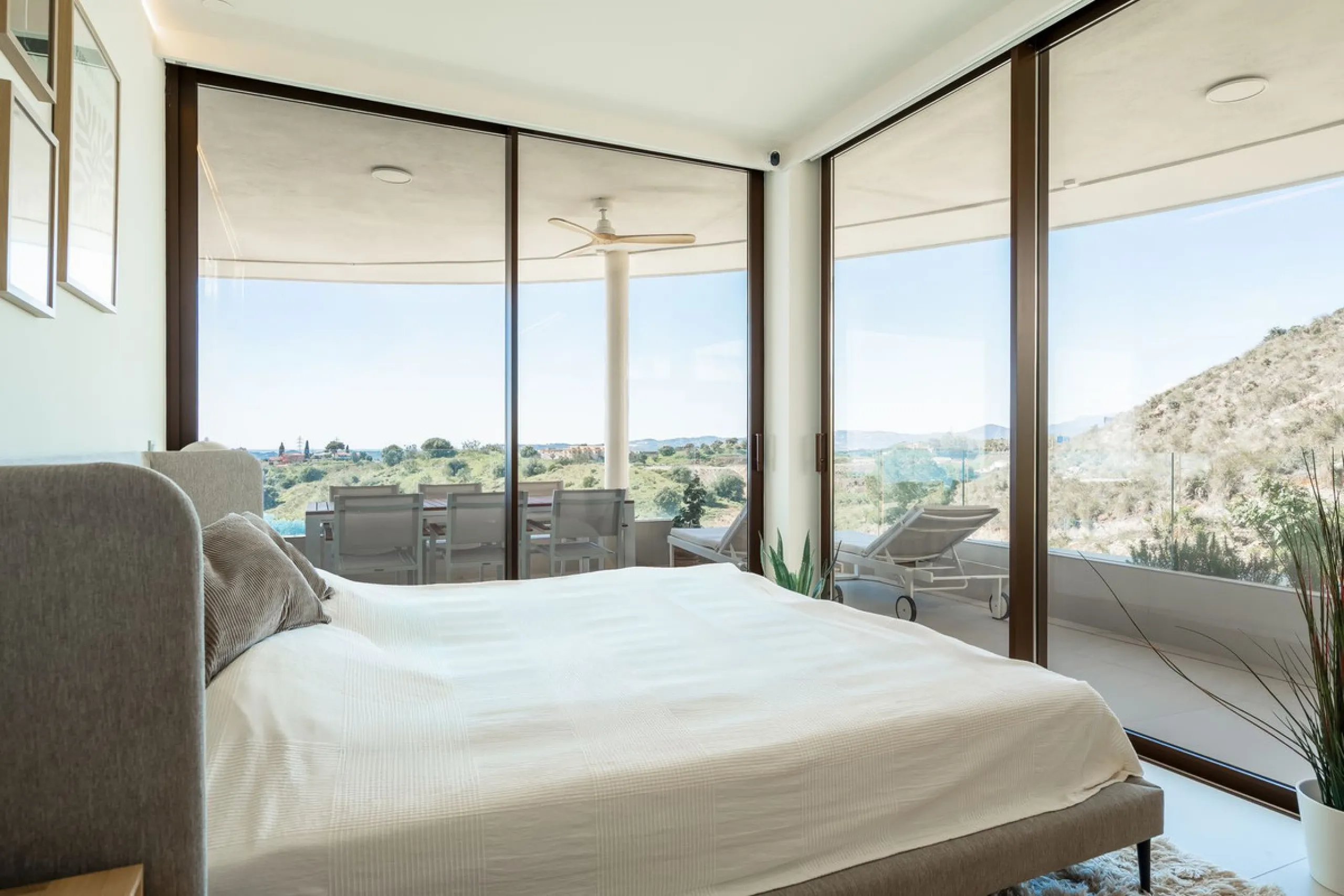 Brand new and presented in immaculate condition, this beautiful corner apartment is located in the sought-after Valley Collection in the popular Higuerón area.