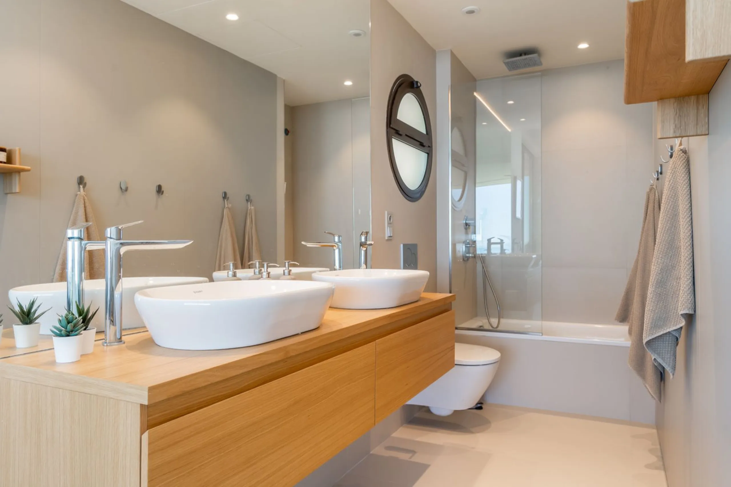 Brand new and presented in immaculate condition, this beautiful corner apartment is located in the sought-after Valley Collection in the popular Higuerón area.