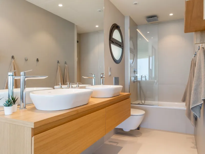 Brand new and presented in immaculate condition, this beautiful corner apartment is located in the sought-after Valley Collection in the popular Higuerón area.