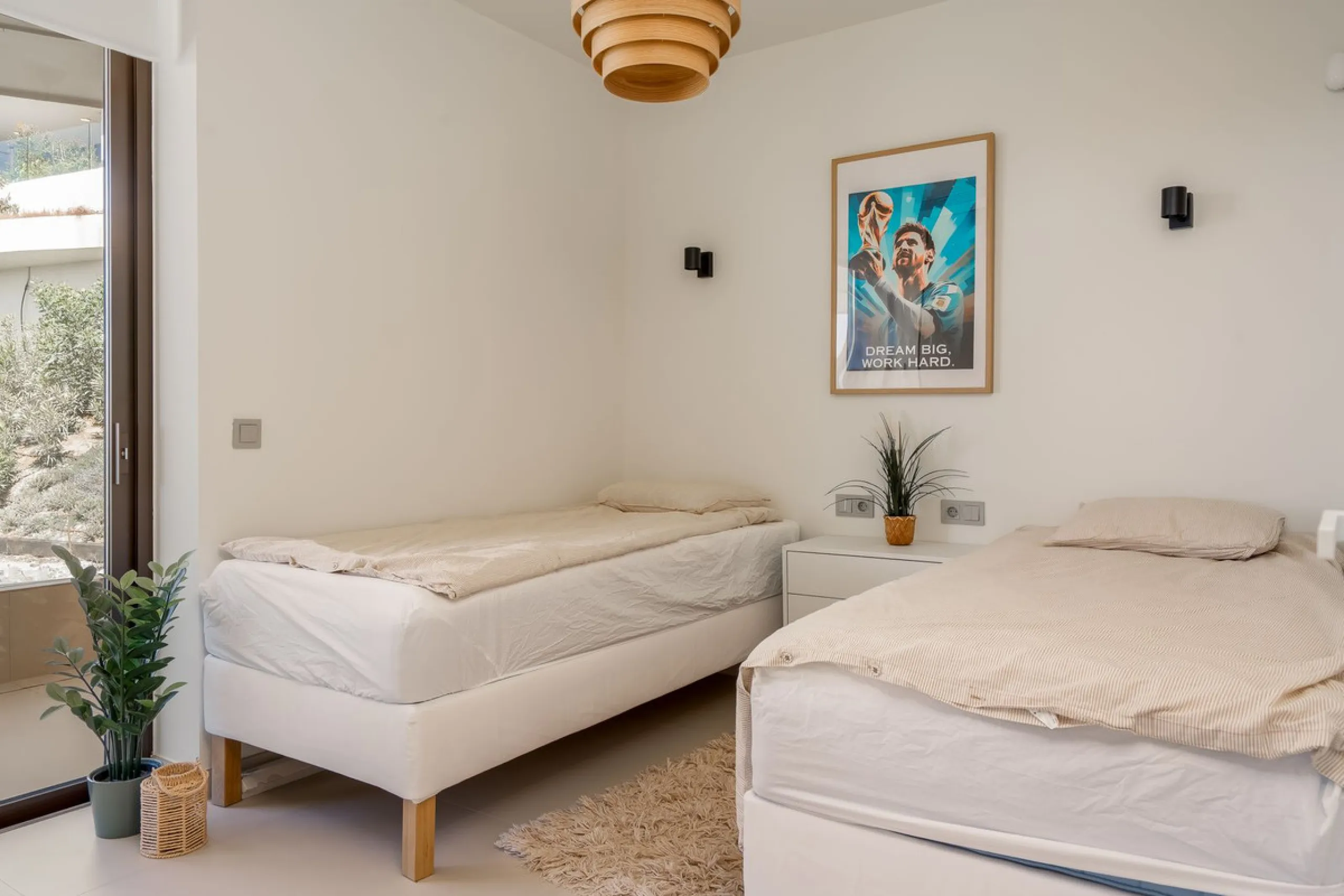 Brand new and presented in immaculate condition, this beautiful corner apartment is located in the sought-after Valley Collection in the popular Higuerón area.
