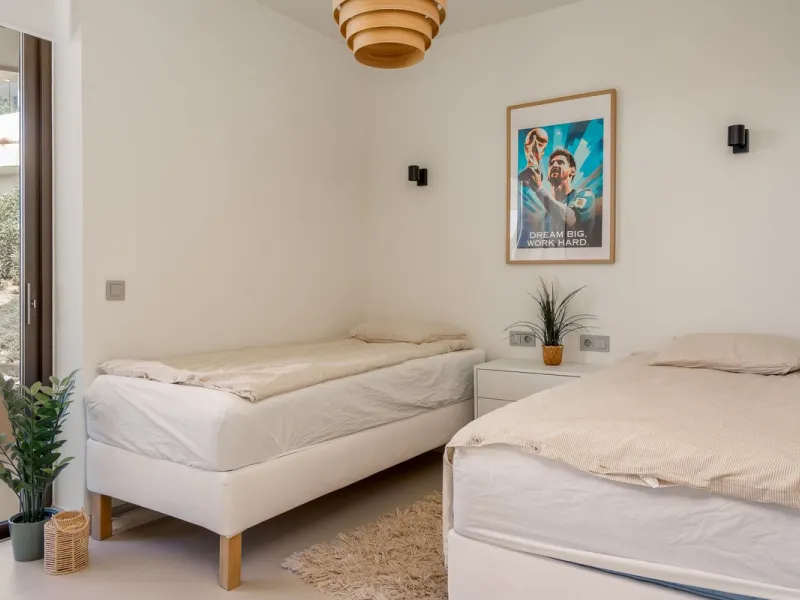 Brand new and presented in immaculate condition, this beautiful corner apartment is located in the sought-after Valley Collection in the popular Higuerón area.