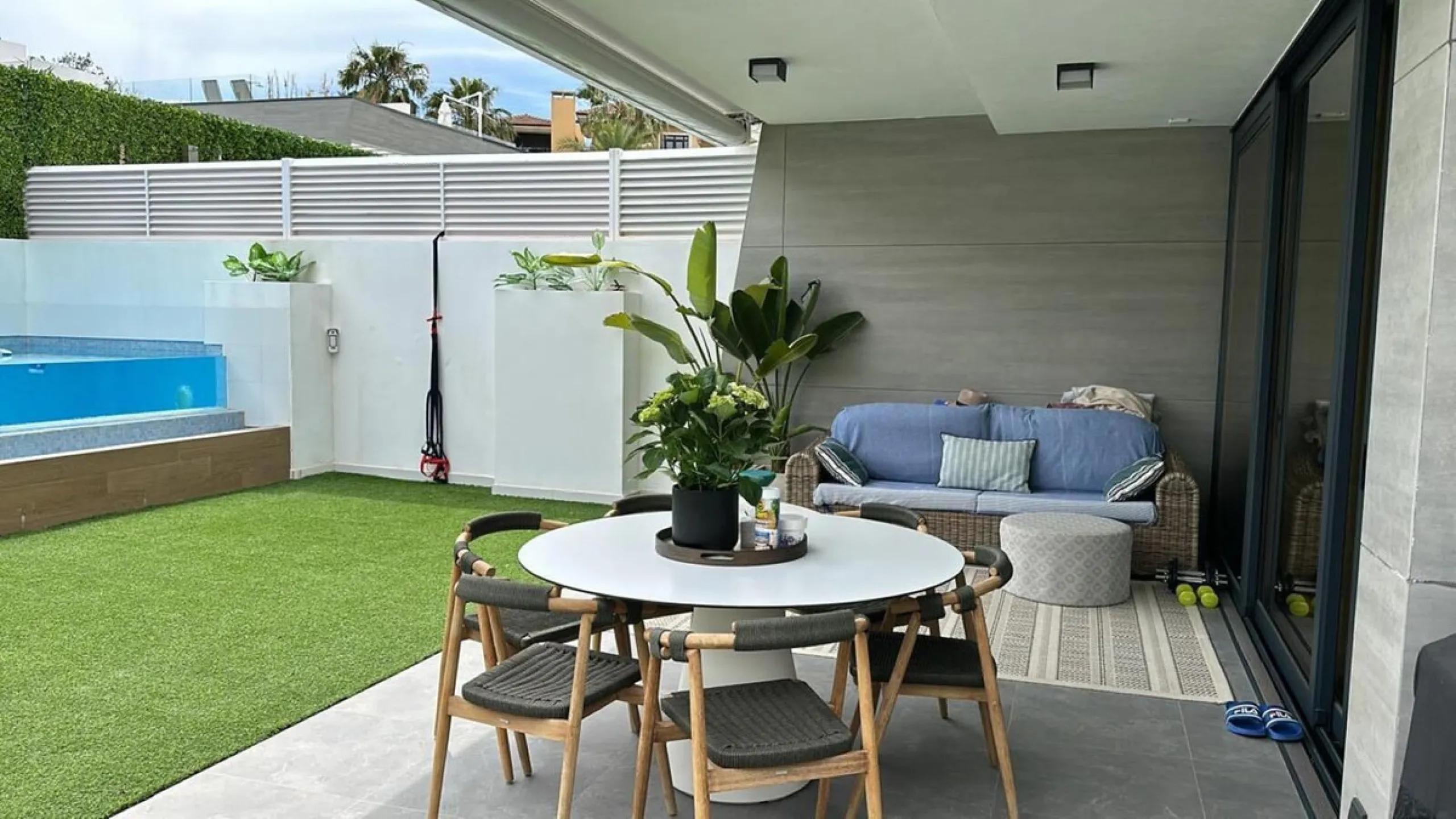 This stylish semi-detached villa is located in an exclusive gated community just a short walk from the beach and only minutes away from Puerto Banús.