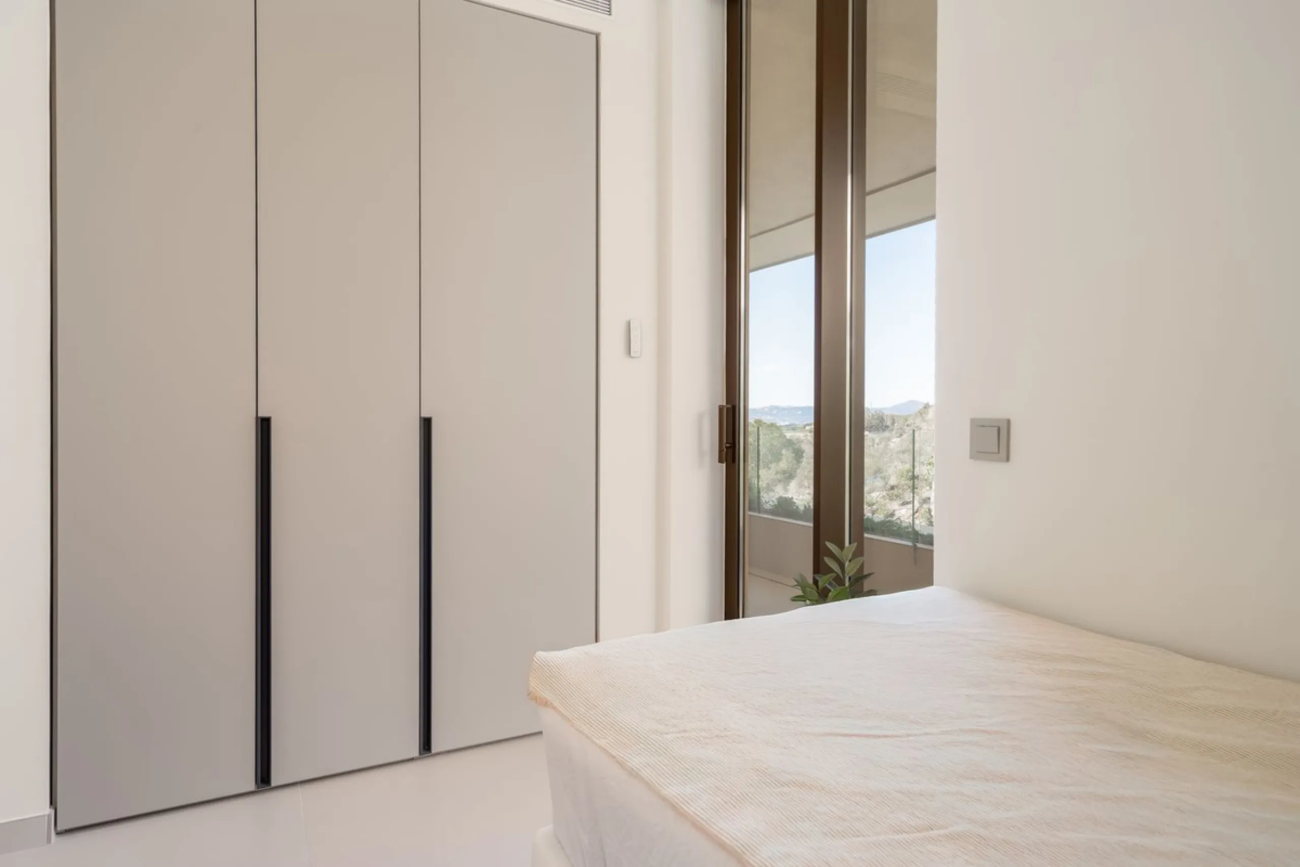 Brand new and presented in immaculate condition, this beautiful corner apartment is located in the sought-after Valley Collection in the popular Higuerón area.