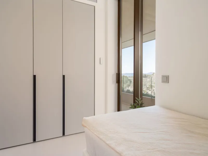 Brand new and presented in immaculate condition, this beautiful corner apartment is located in the sought-after Valley Collection in the popular Higuerón area.