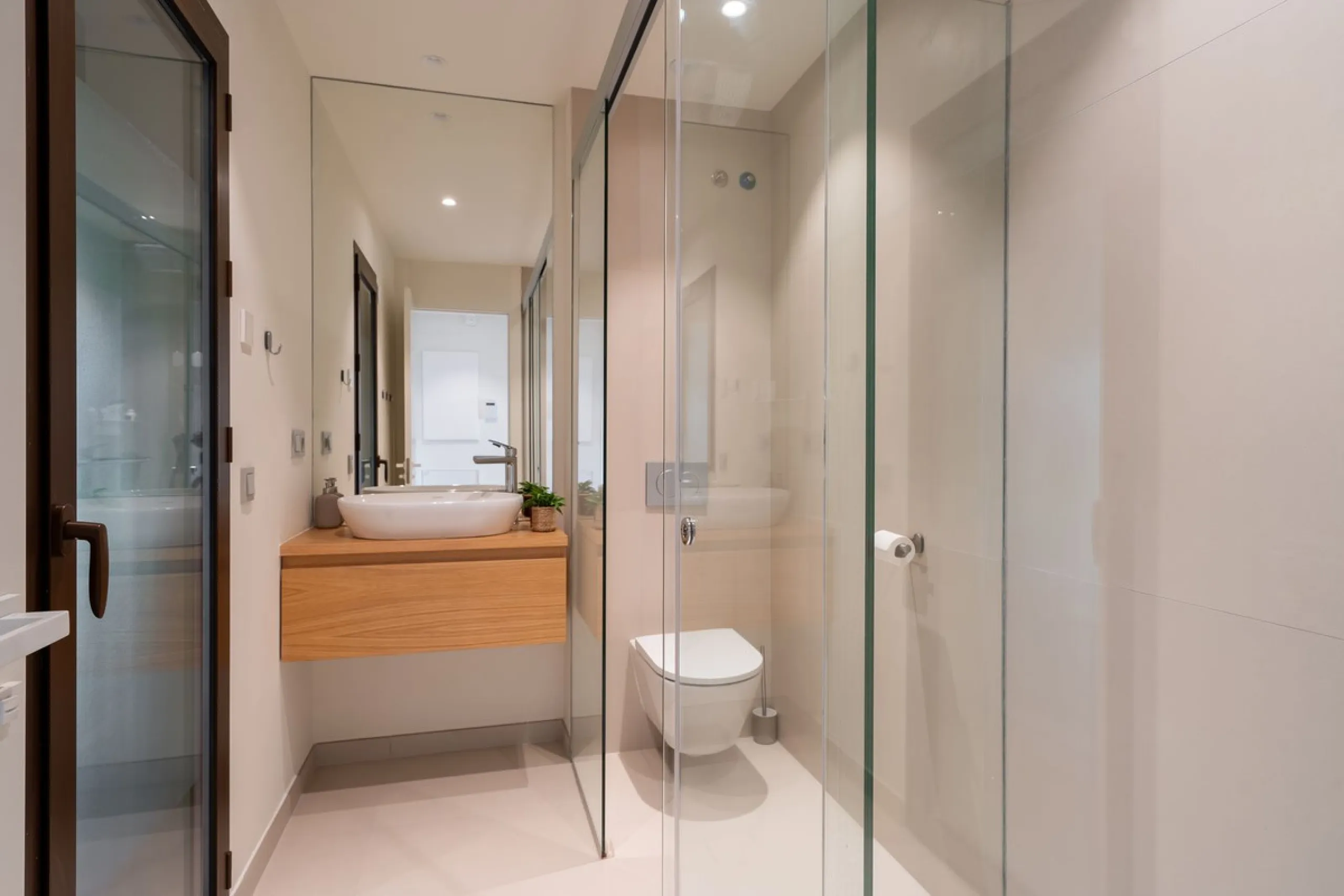 Brand new and presented in immaculate condition, this beautiful corner apartment is located in the sought-after Valley Collection in the popular Higuerón area.