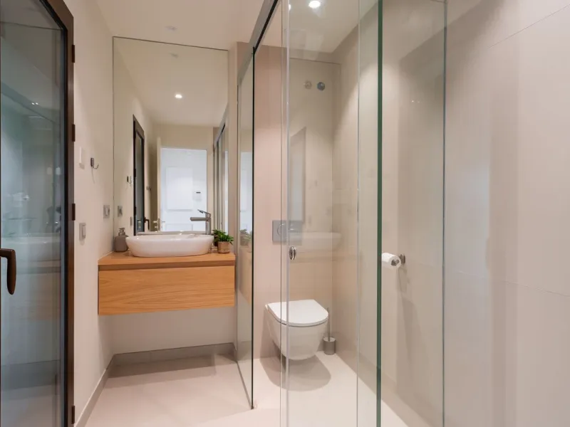 Brand new and presented in immaculate condition, this beautiful corner apartment is located in the sought-after Valley Collection in the popular Higuerón area.