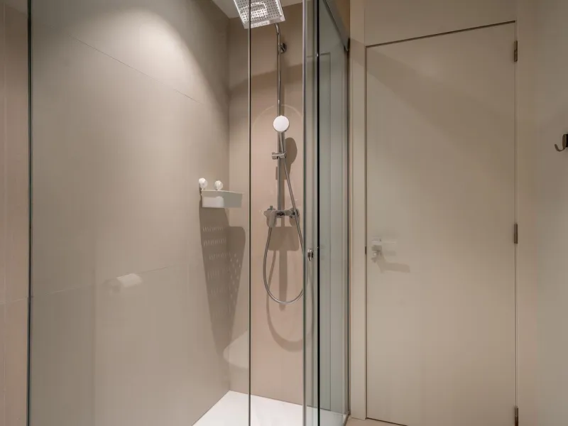 Brand new and presented in immaculate condition, this beautiful corner apartment is located in the sought-after Valley Collection in the popular Higuerón area.