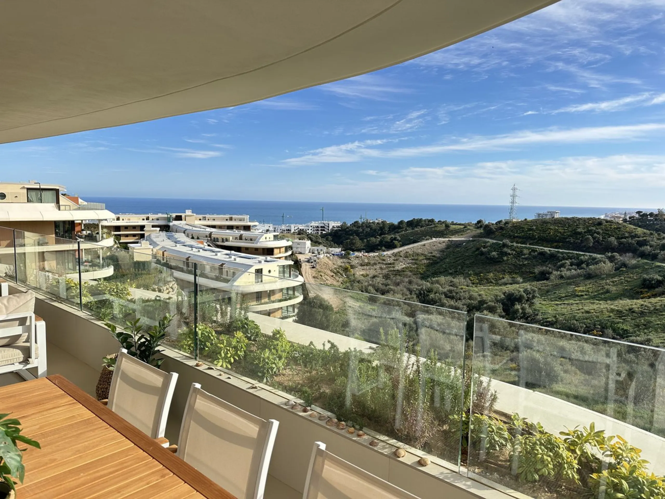 Brand new and presented in immaculate condition, this beautiful corner apartment is located in the sought-after Valley Collection in the popular Higuerón area.