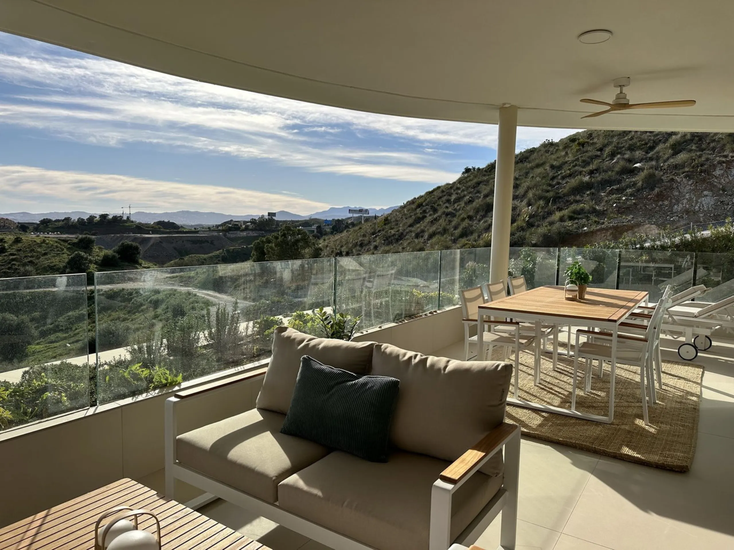 Brand new and presented in immaculate condition, this beautiful corner apartment is located in the sought-after Valley Collection in the popular Higuerón area.