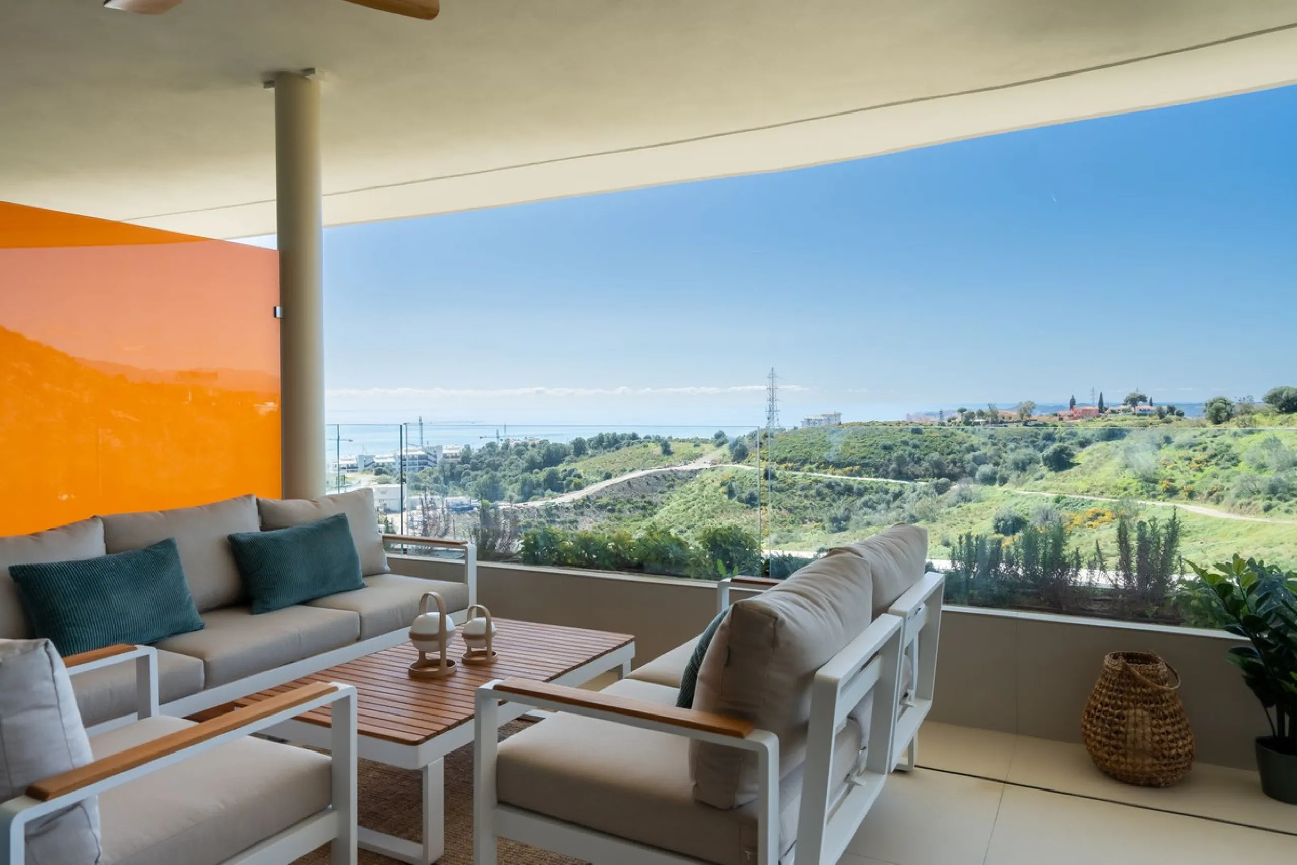 Brand new and presented in immaculate condition, this beautiful corner apartment is located in the sought-after Valley Collection in the popular Higuerón area.