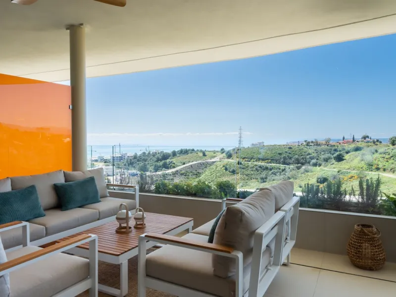 Brand new and presented in immaculate condition, this beautiful corner apartment is located in the sought-after Valley Collection in the popular Higuerón area.