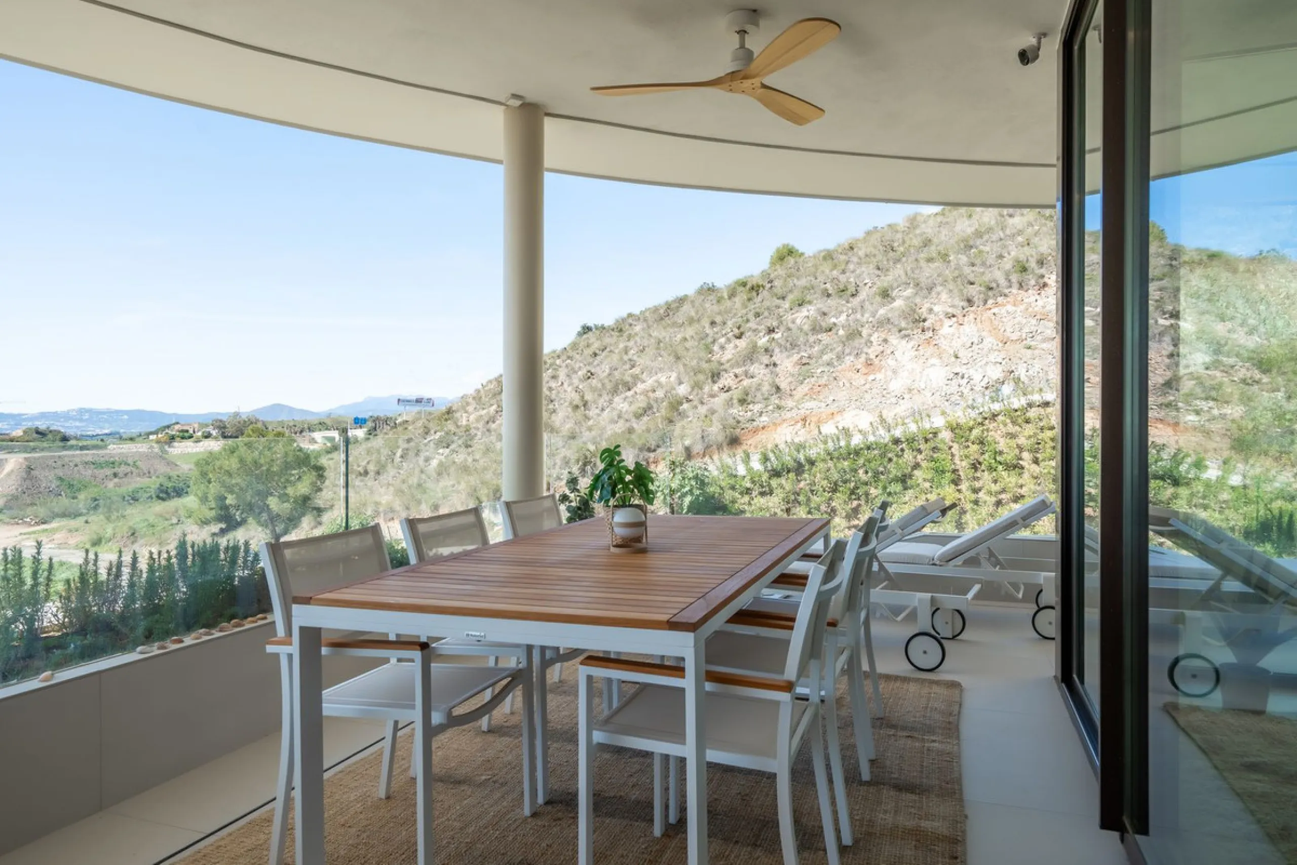 Brand new and presented in immaculate condition, this beautiful corner apartment is located in the sought-after Valley Collection in the popular Higuerón area.