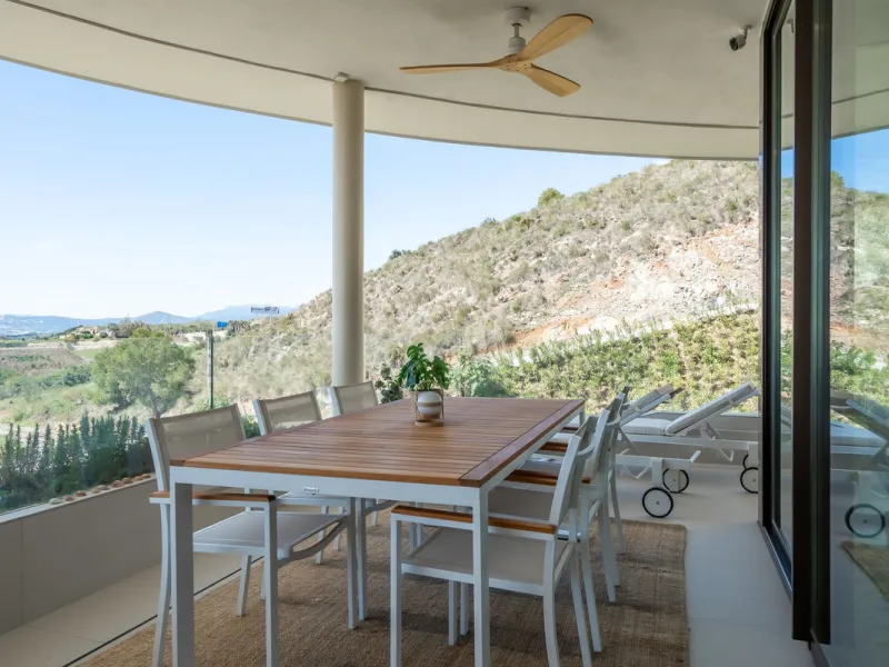 Brand new and presented in immaculate condition, this beautiful corner apartment is located in the sought-after Valley Collection in the popular Higuerón area.