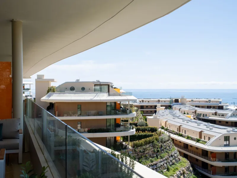Brand new and presented in immaculate condition, this beautiful corner apartment is located in the sought-after Valley Collection in the popular Higuerón area.