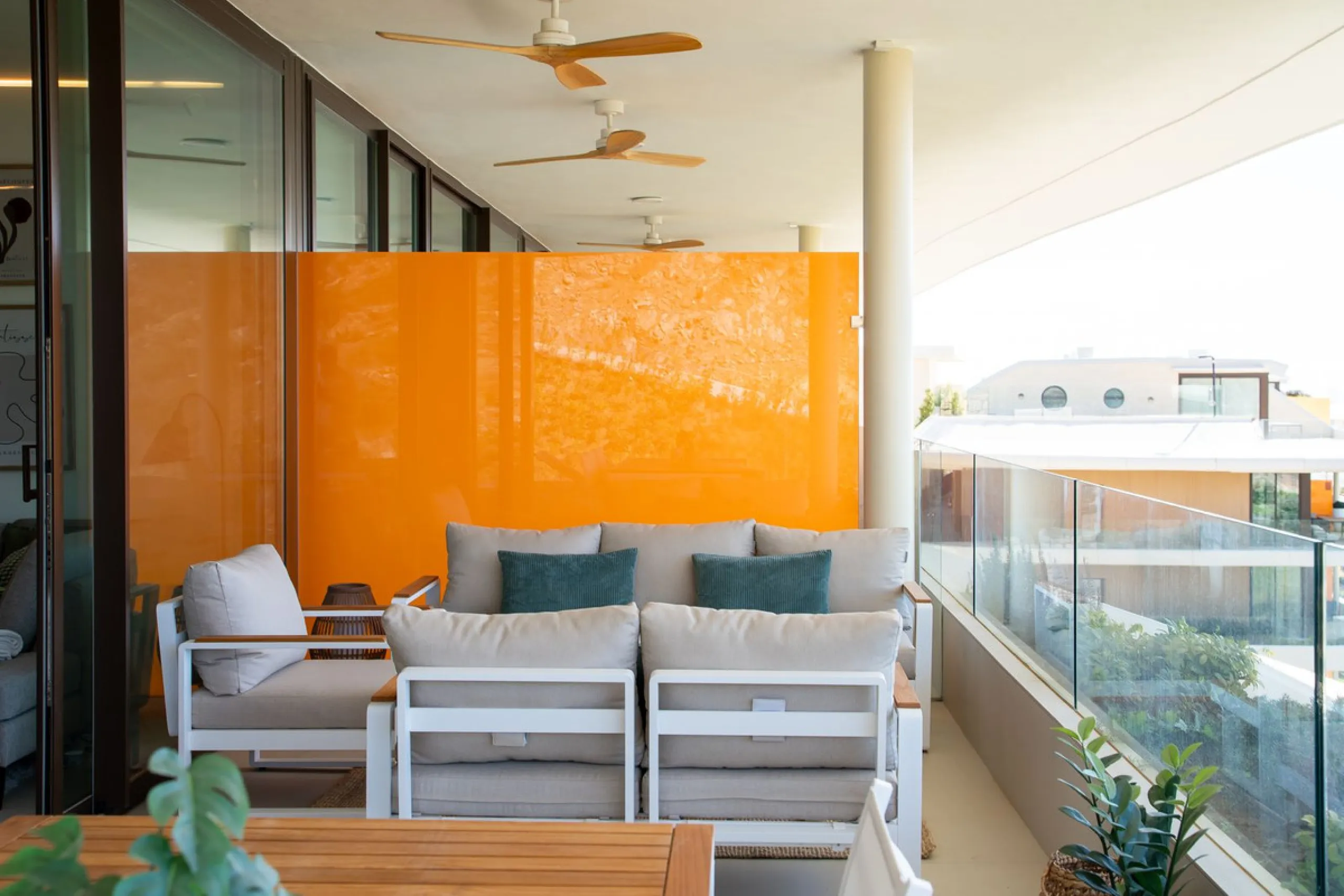 Brand new and presented in immaculate condition, this beautiful corner apartment is located in the sought-after Valley Collection in the popular Higuerón area.