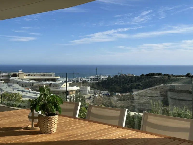 Brand new and presented in immaculate condition, this beautiful corner apartment is located in the sought-after Valley Collection in the popular Higuerón area.