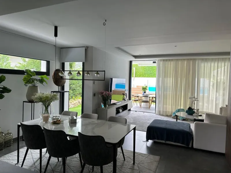 This stylish semi-detached villa is located in an exclusive gated community just a short walk from the beach and only minutes away from Puerto Banús.