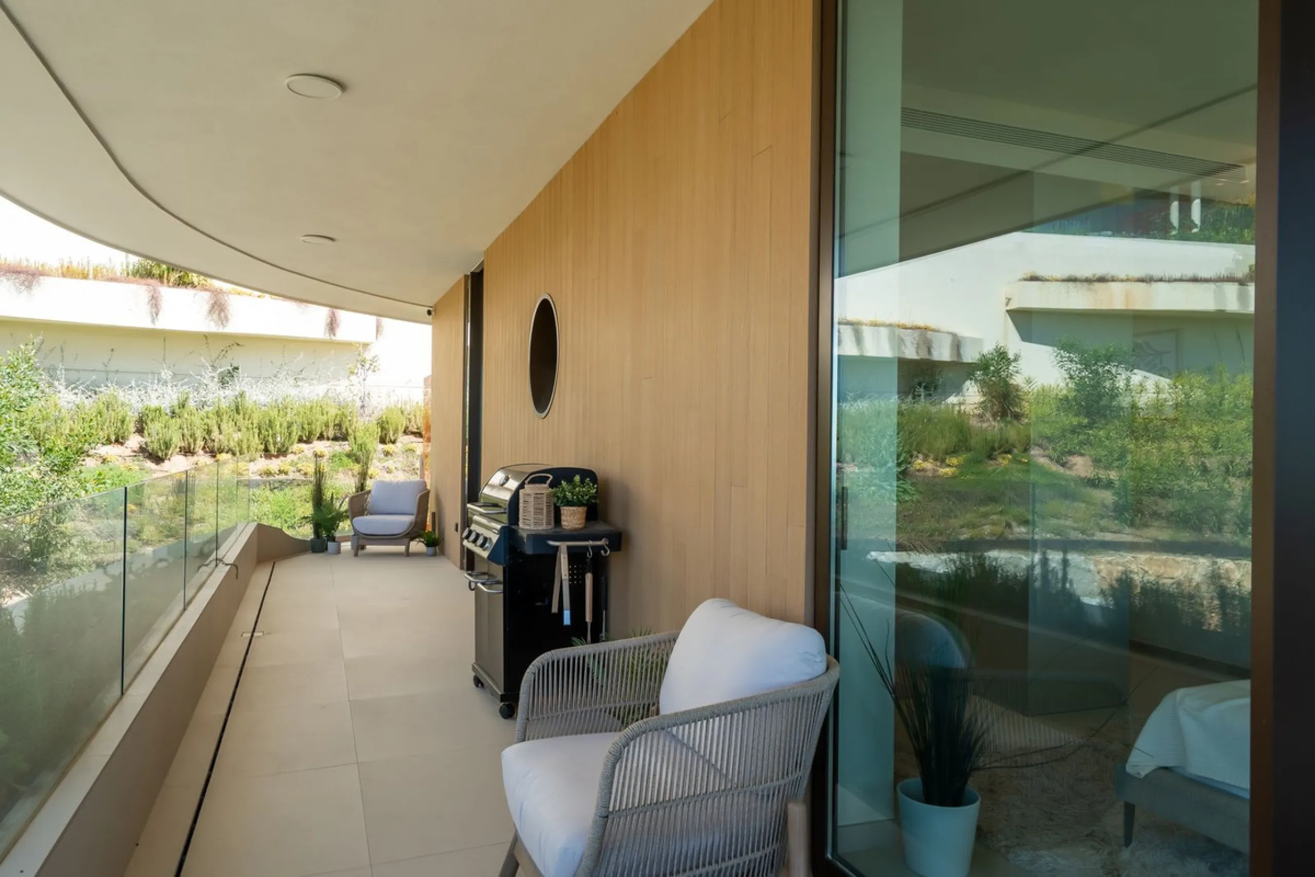 Brand new and presented in immaculate condition, this beautiful corner apartment is located in the sought-after Valley Collection in the popular Higuerón area.