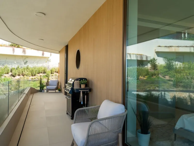 Brand new and presented in immaculate condition, this beautiful corner apartment is located in the sought-after Valley Collection in the popular Higuerón area.
