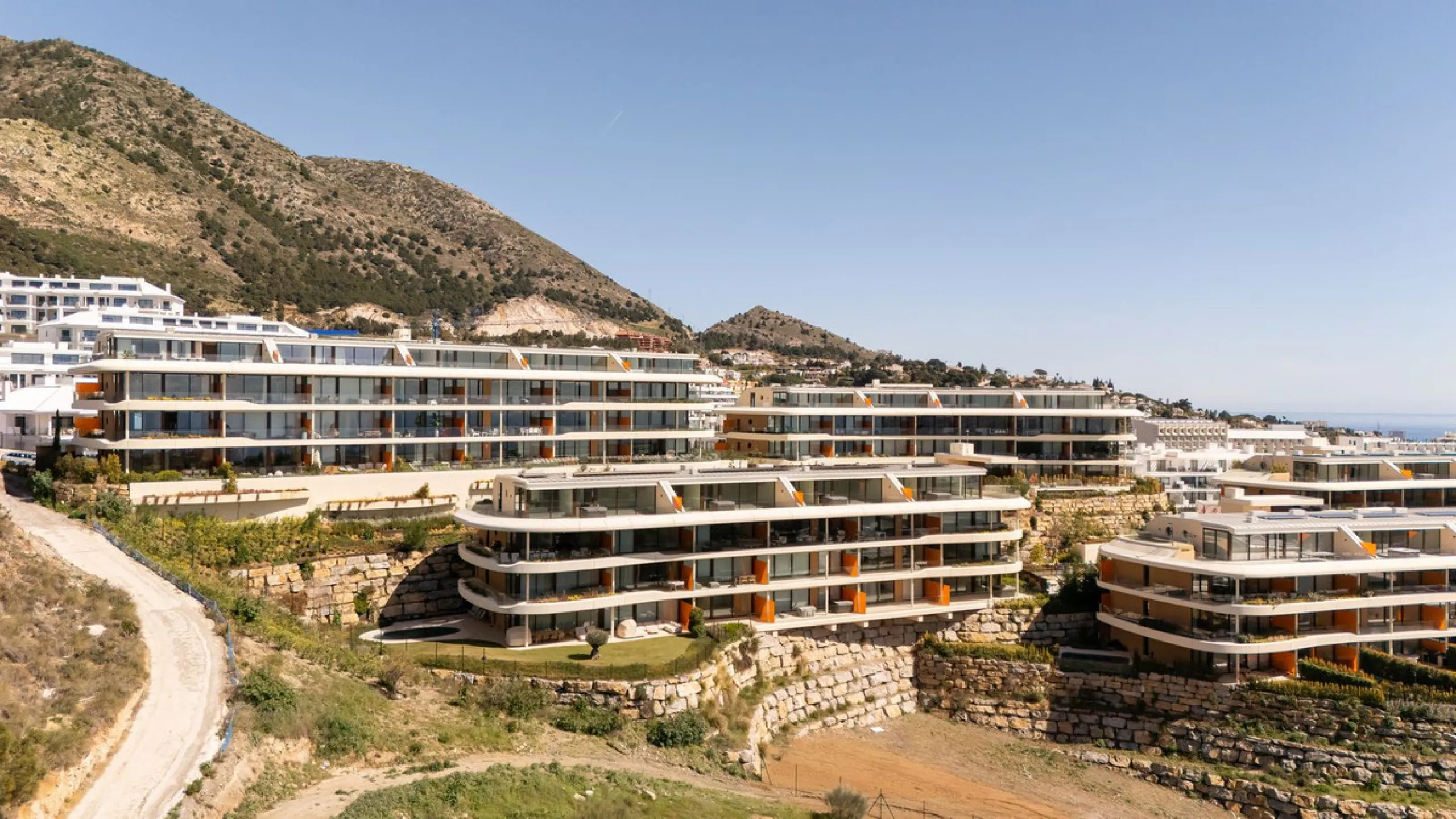 Brand new and presented in immaculate condition, this beautiful corner apartment is located in the sought-after Valley Collection in the popular Higuerón area.