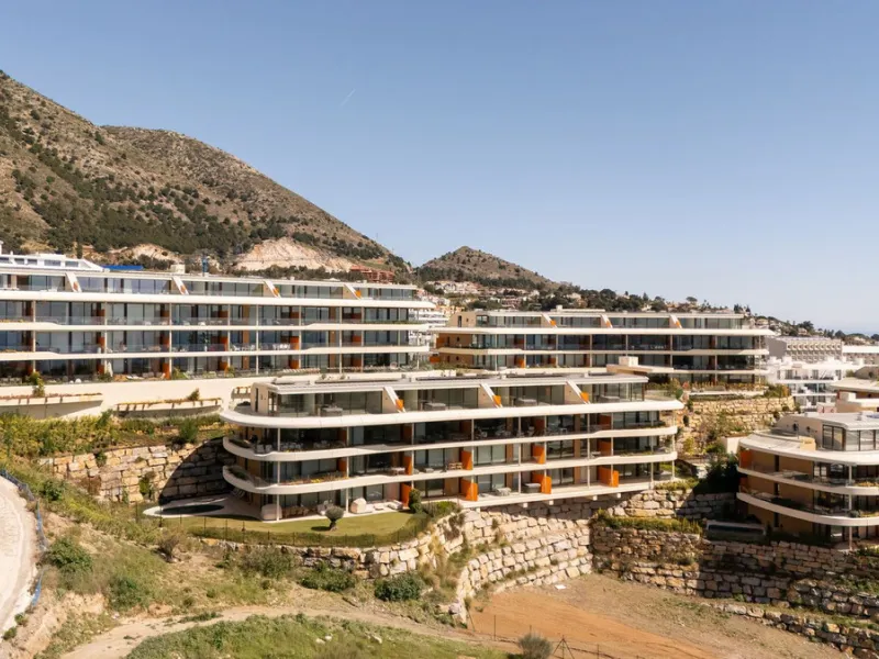 Brand new and presented in immaculate condition, this beautiful corner apartment is located in the sought-after Valley Collection in the popular Higuerón area.