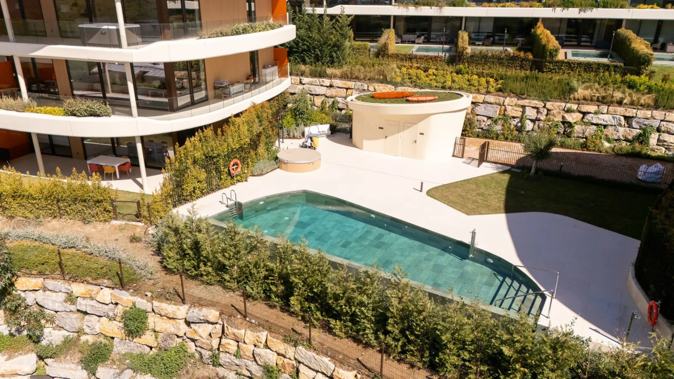 Brand new and presented in immaculate condition, this beautiful corner apartment is located in the sought-after Valley Collection in the popular Higuerón area.