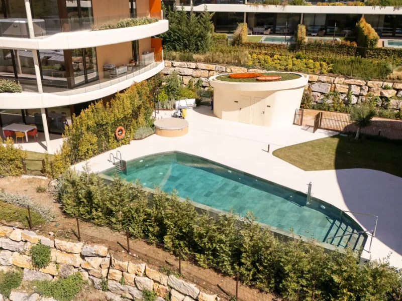 Brand new and presented in immaculate condition, this beautiful corner apartment is located in the sought-after Valley Collection in the popular Higuerón area.