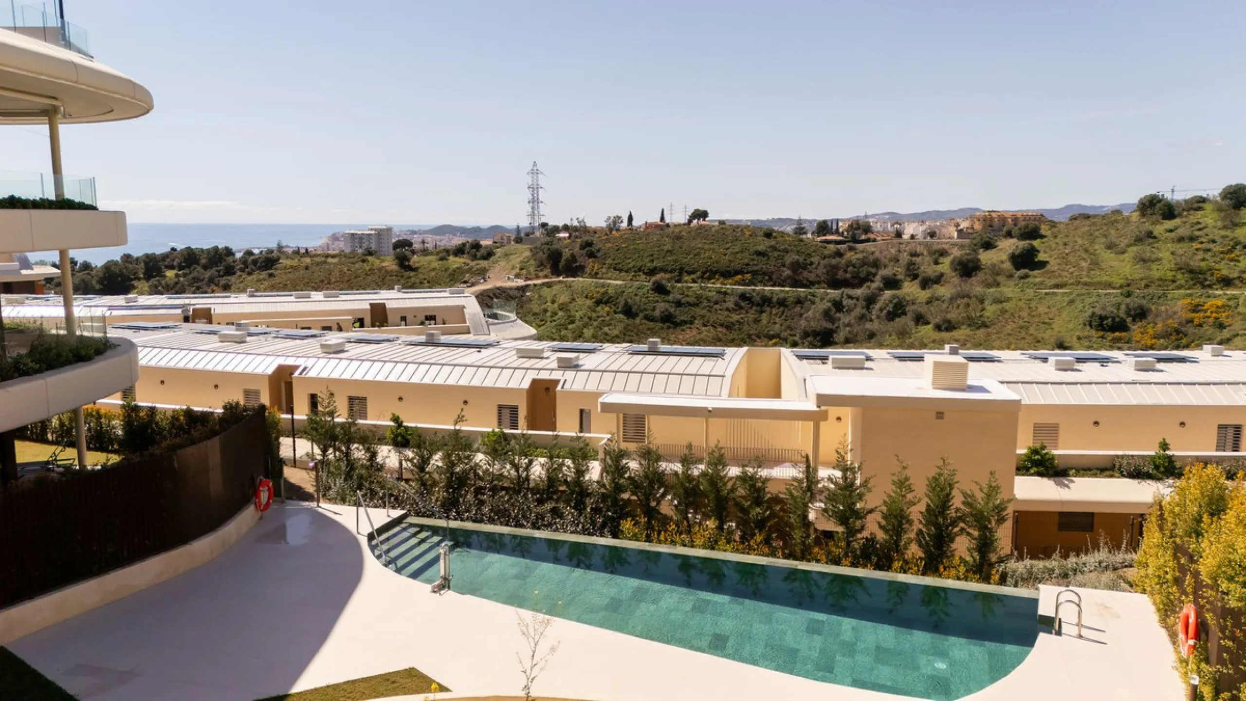 Brand new and presented in immaculate condition, this beautiful corner apartment is located in the sought-after Valley Collection in the popular Higuerón area.