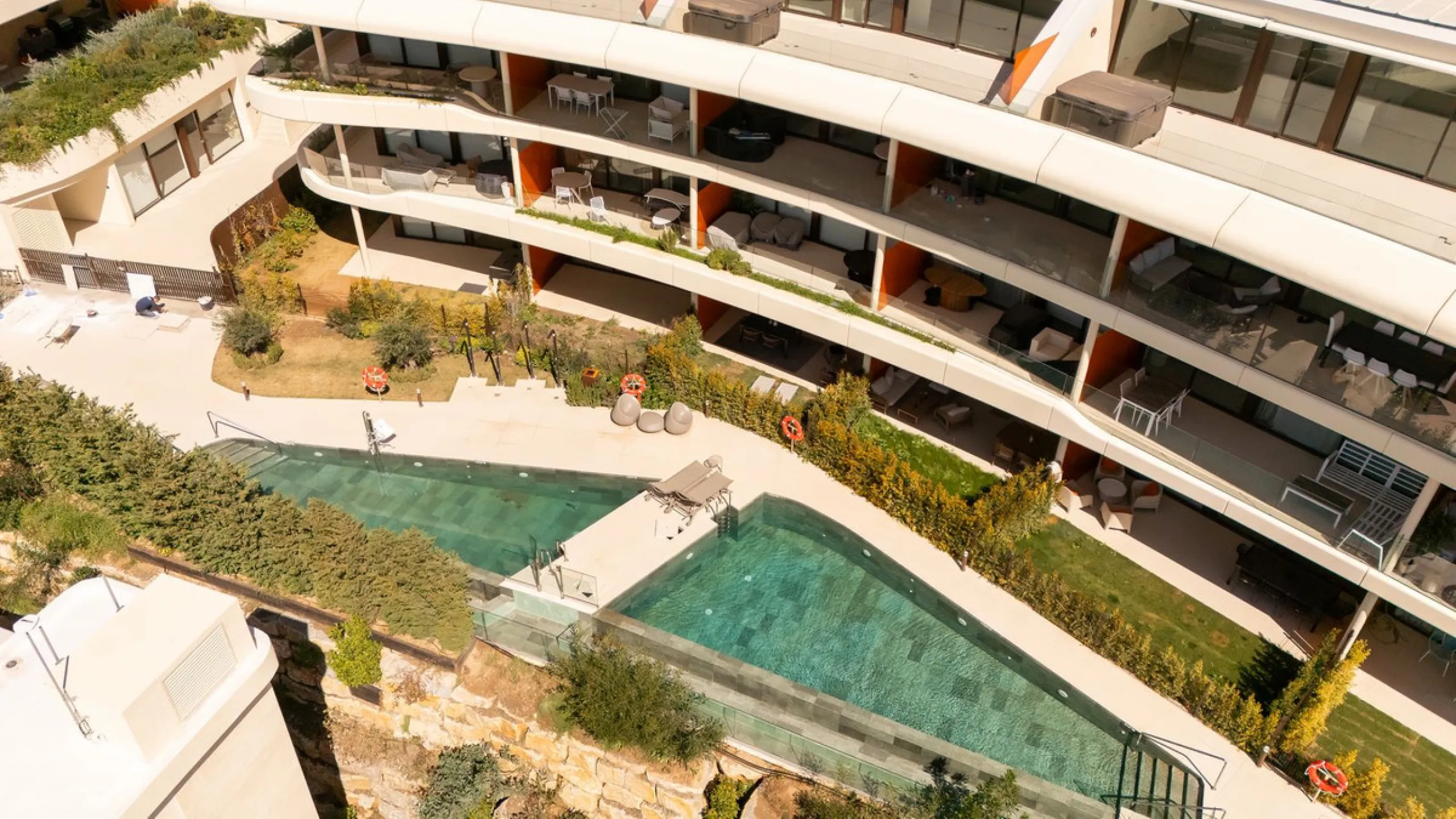 Brand new and presented in immaculate condition, this beautiful corner apartment is located in the sought-after Valley Collection in the popular Higuerón area.