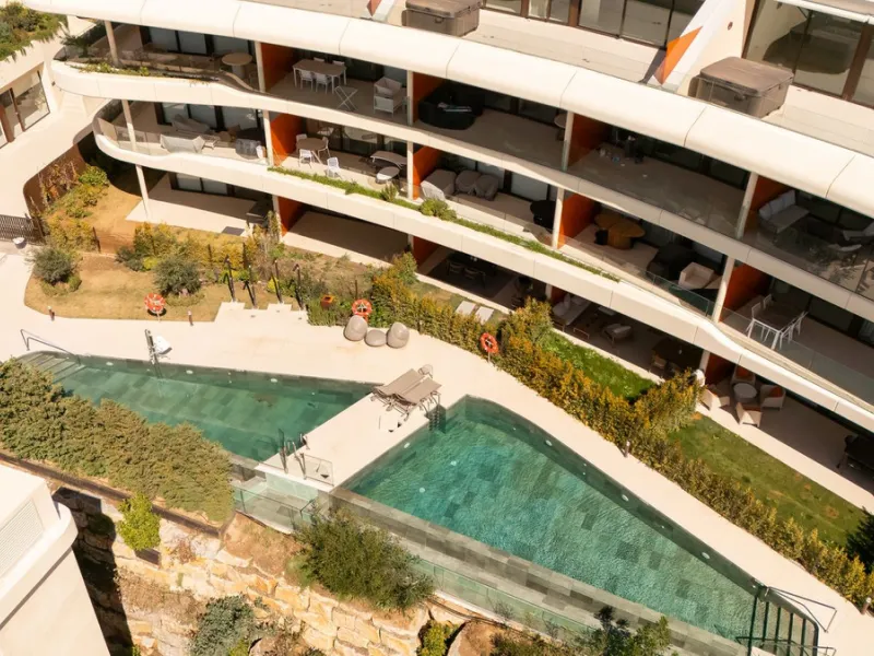 Brand new and presented in immaculate condition, this beautiful corner apartment is located in the sought-after Valley Collection in the popular Higuerón area.