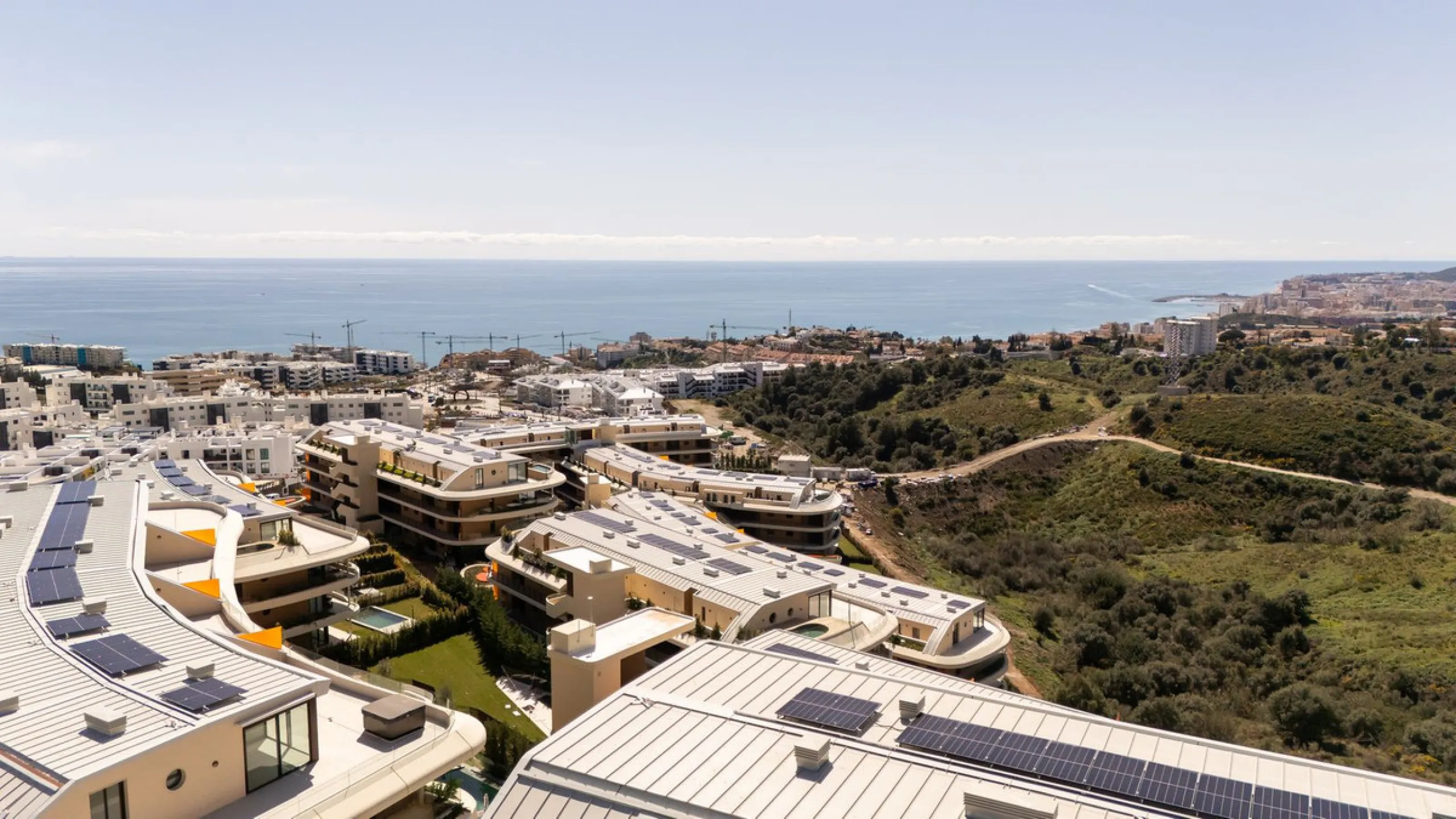 Brand new and presented in immaculate condition, this beautiful corner apartment is located in the sought-after Valley Collection in the popular Higuerón area.