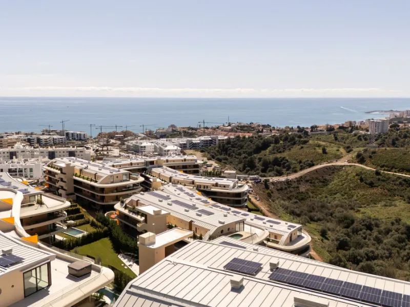 Brand new and presented in immaculate condition, this beautiful corner apartment is located in the sought-after Valley Collection in the popular Higuerón area.