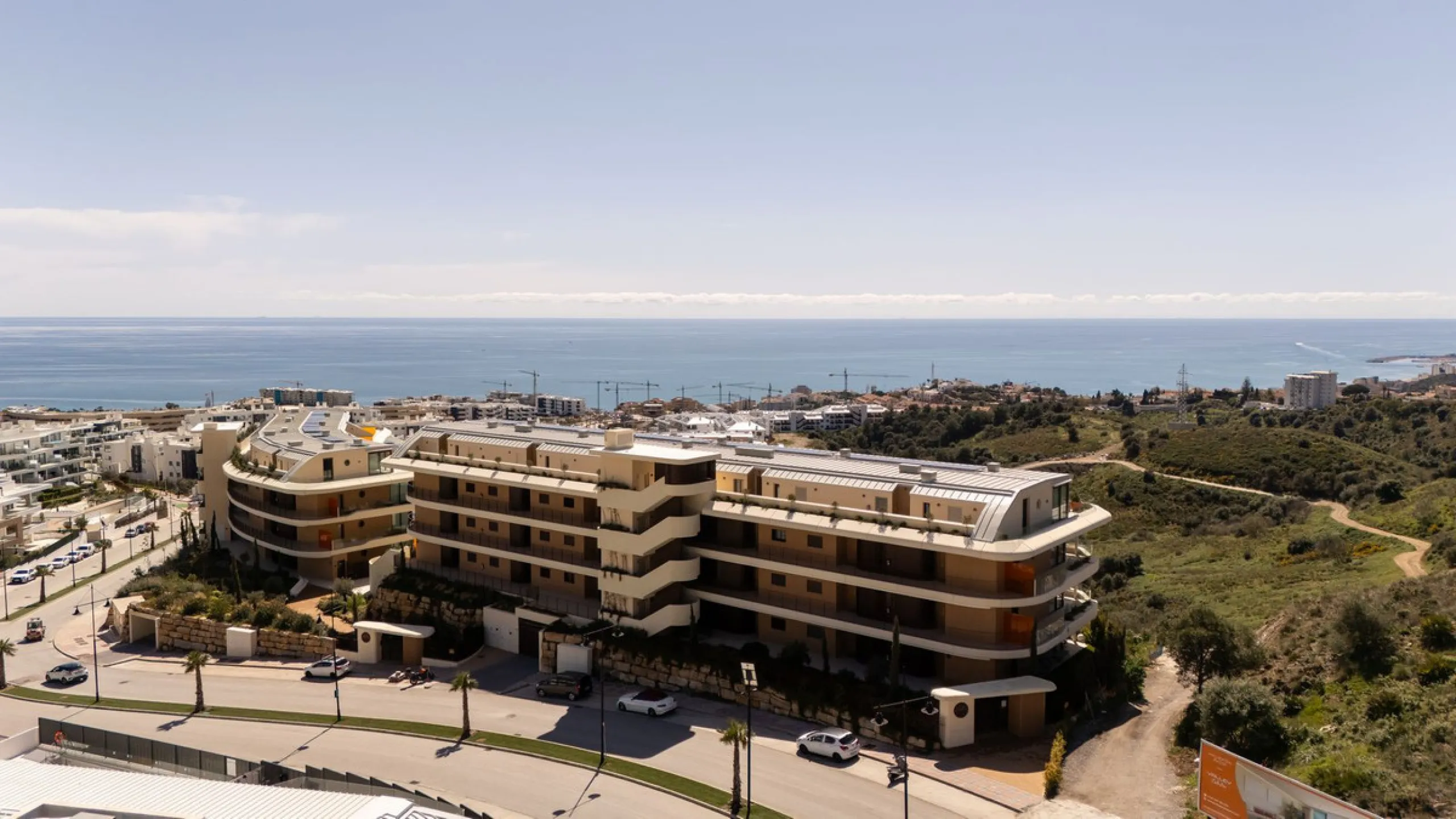 Brand new and presented in immaculate condition, this beautiful corner apartment is located in the sought-after Valley Collection in the popular Higuerón area.